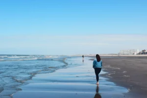 Lire la suite à propos de l’article Les bienfaits de la marche méditative pour l&rsquo;esprit et le corps