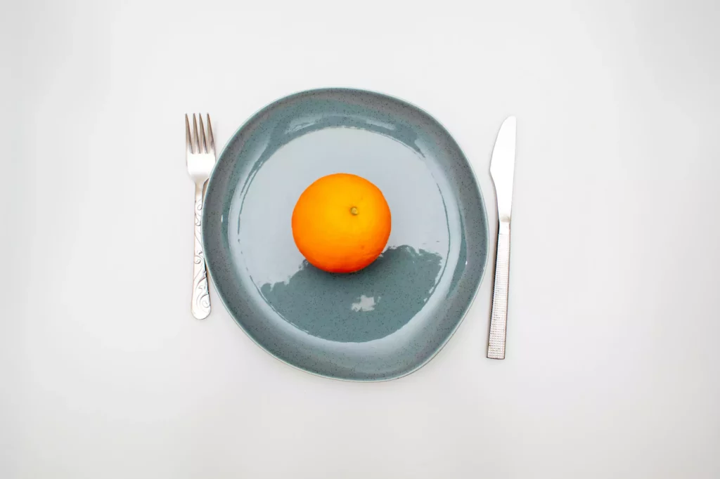 Découvrez comment votre alimentation influence votre état d’esprit et votre énergie quotidienne, et adoptez des choix alimentaires pour un mental positif.
