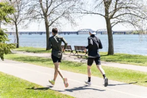 Lire la suite à propos de l’article Courir lentement pour courir plus vite : le secret méconnu de la performance durable