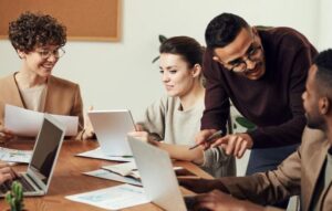 Lire la suite à propos de l’article L&rsquo;Amitié au Boulot : Le Secret d&rsquo;un Épanouissement Professionnel et d&rsquo;un Bien-être Durable