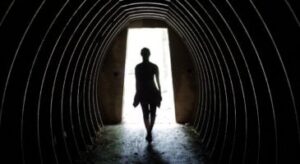 Lire la suite à propos de l’article Le Mystère de l&rsquo;Effet Porte : Pourquoi Changer de Pièce Réinitialise Nos Pensées et Comment en Tirer Parti