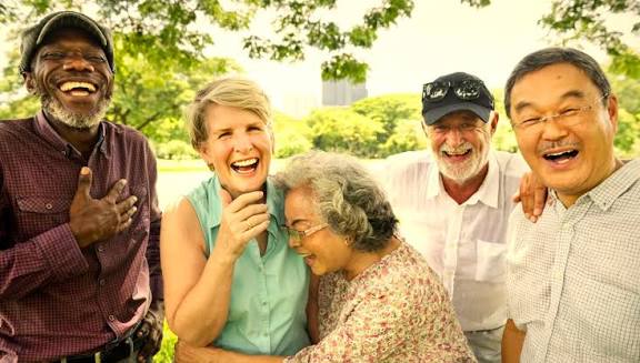 You are currently viewing 60 ans : Pourquoi c’est l’âge idéal pour être enfin pleinement heureux