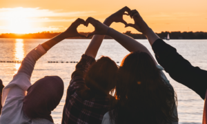 Lire la suite à propos de l’article Amitié et éloignement : les secrets psychologiques pour faire durer vos liens