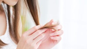 Lire la suite à propos de l’article Le langage corporel du geste de toucher-les-cheveux en parlant : comment l’interpréter dans une interaction sociale