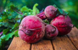 Lire la suite à propos de l’article Les Bienfaits Insoupçonnés de la Betterave : Un Carburant Naturel pour Votre Productivité et Votre Sérénité