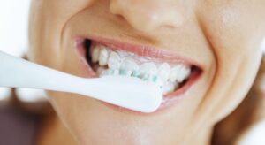 Lire la suite à propos de l’article Surprise : Une Révolution Scientifique Promet le [Blanchimentdentairedoux] à la Maison Sans Abîmer l’Émail !