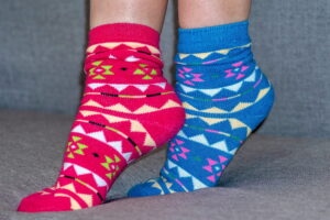 Lire la suite à propos de l’article Journée de la Trisomie 21 : C’est Quoi le Défi des Chaussettes Dépareillées et Pourquoi le Relever ?