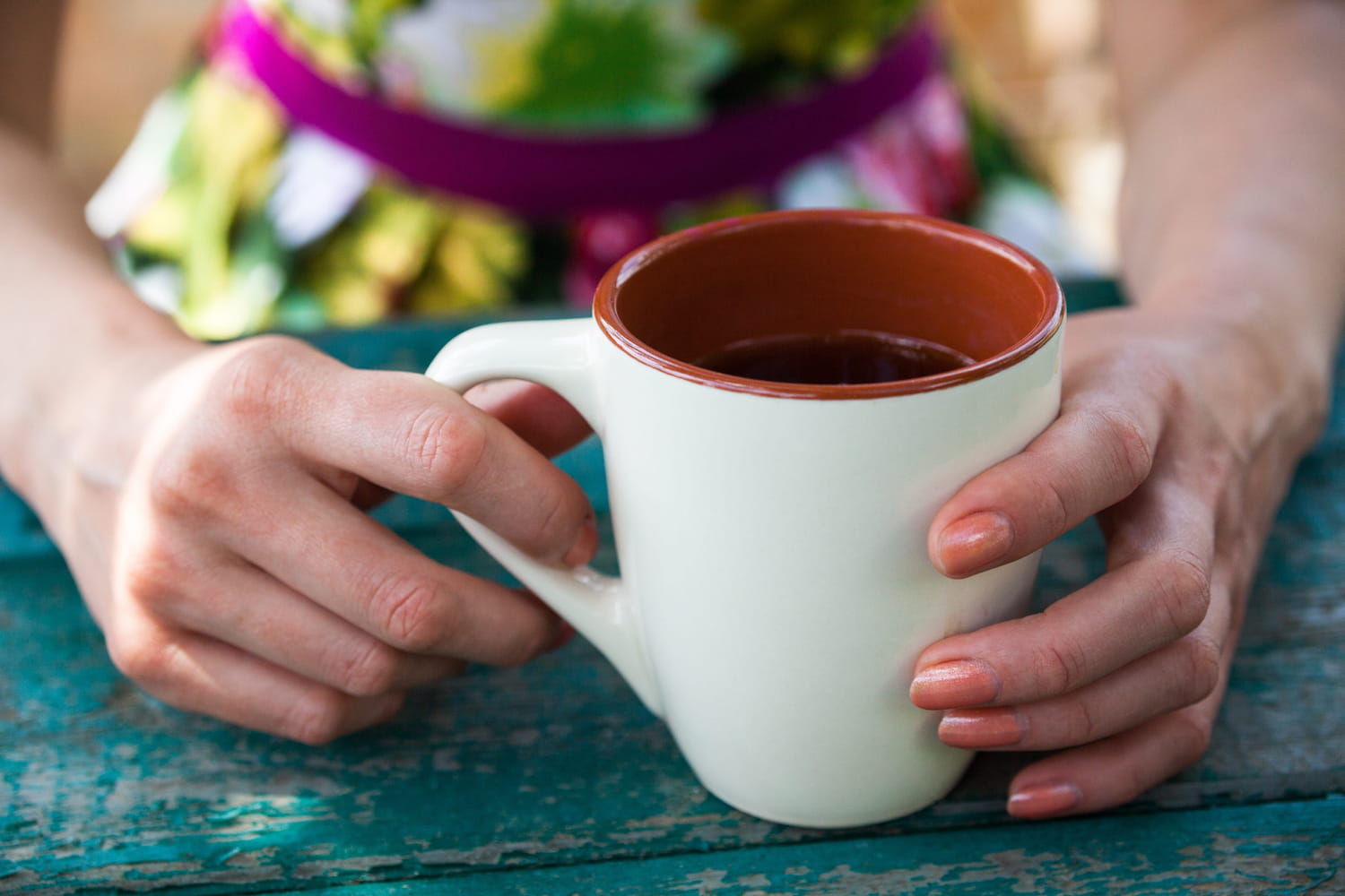 You are currently viewing Mieux que le café : voici la boisson de 14h qui relance l&rsquo;énergie et bloque les pics de glycémie