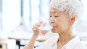 Lire la suite à propos de l’article Boire de l’eau chaude au réveil : Mythe ou Réalité Scientifique pour une Journée Optimale ?