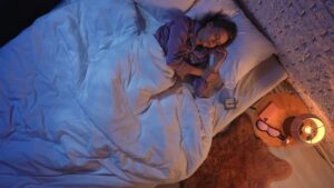 Lire la suite à propos de l’article L&rsquo;Heure Critique : Comment Dormir après Minuit Augmente Votre Risque d&rsquo;AVC de 25 %